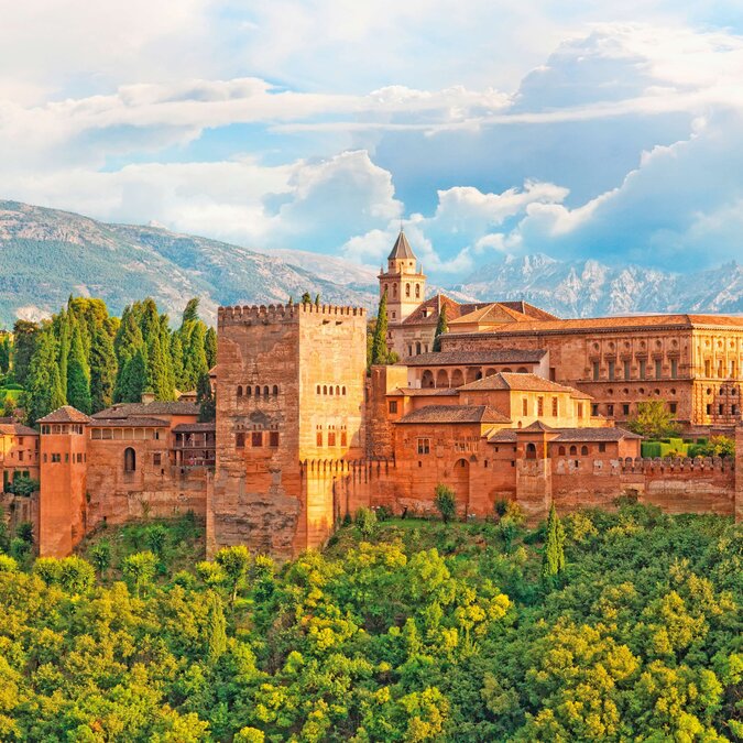 Alhambra mit Sierra Nevada in Granada Alhambra mit Sierra Nevada in Granada