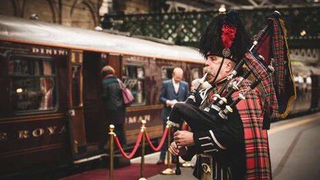 Dudelsackspieler vor dem Royal Scotsman | © Belmond  l  Martin Scott Powell